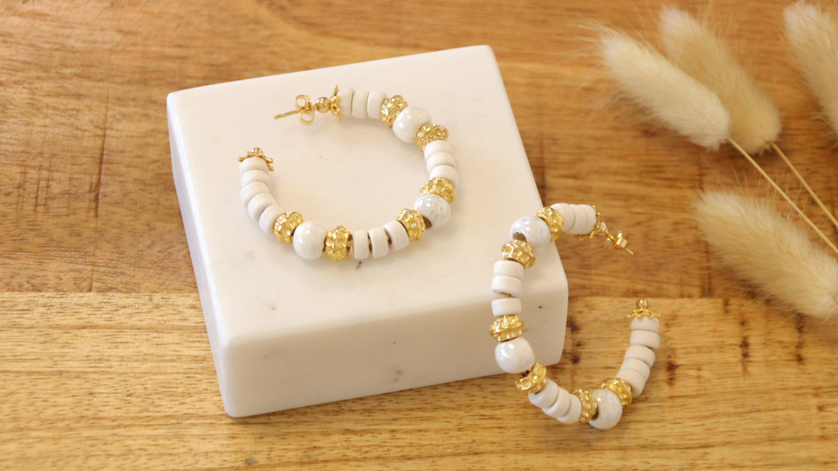DIY Créoles dorées avec perles en céramique blanches