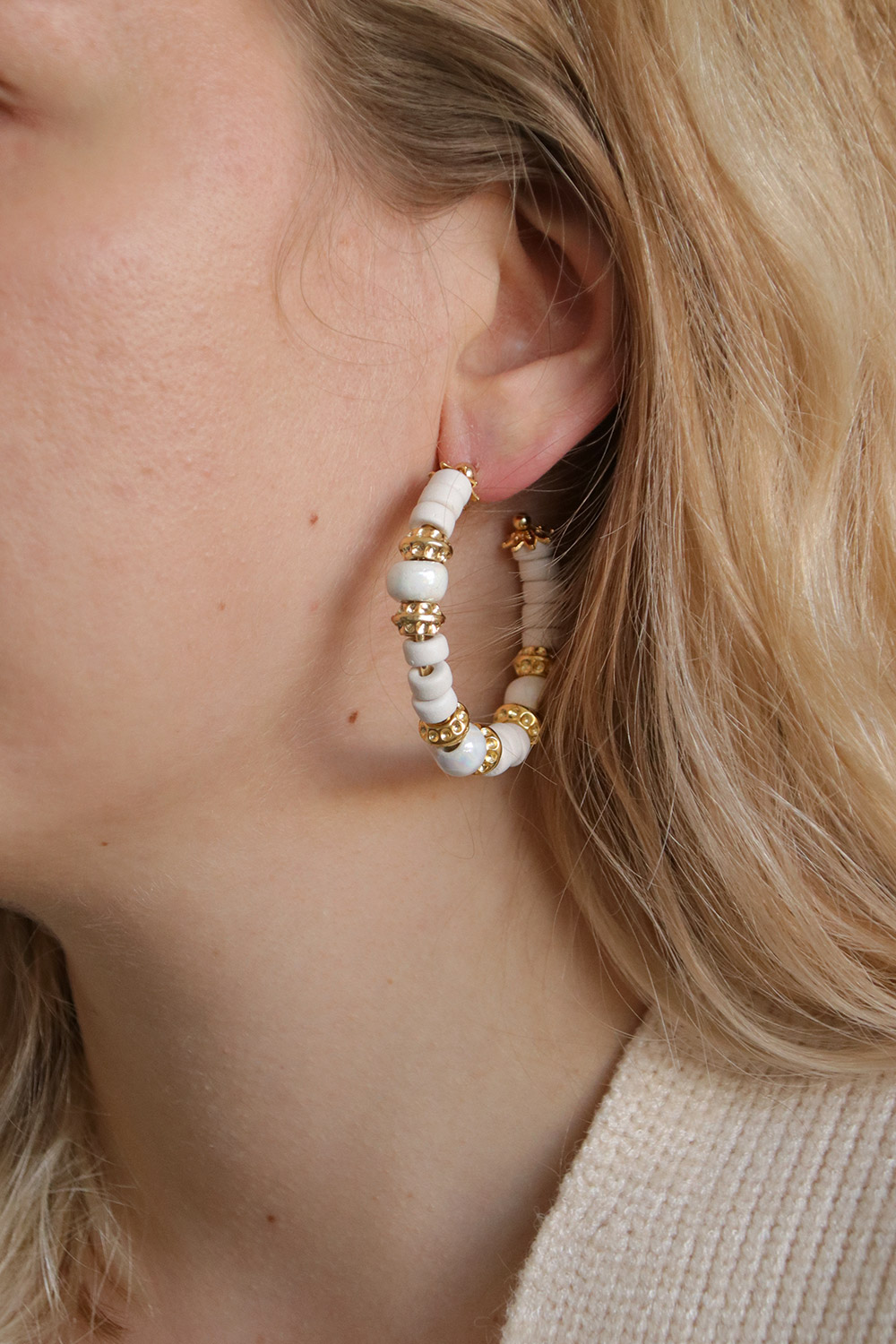 Schéma DIY Créoles dorées avec perles en céramique blanches Schéma DIY Créoles dorées avec perles en céramique blanches