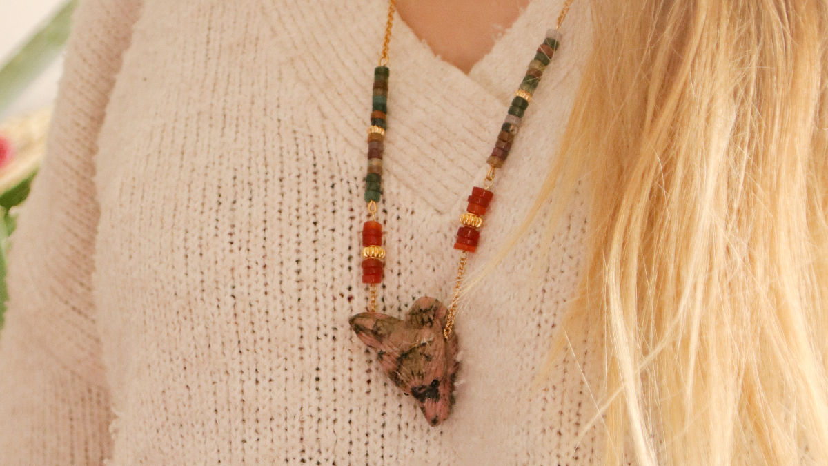 Collier pendentif tête de loup en Rhodonite, perles heishi en cornaline et agate teintée Collier pendentif tête de loup en Rhodonite, perles heishi en cornaline et agate teintée
