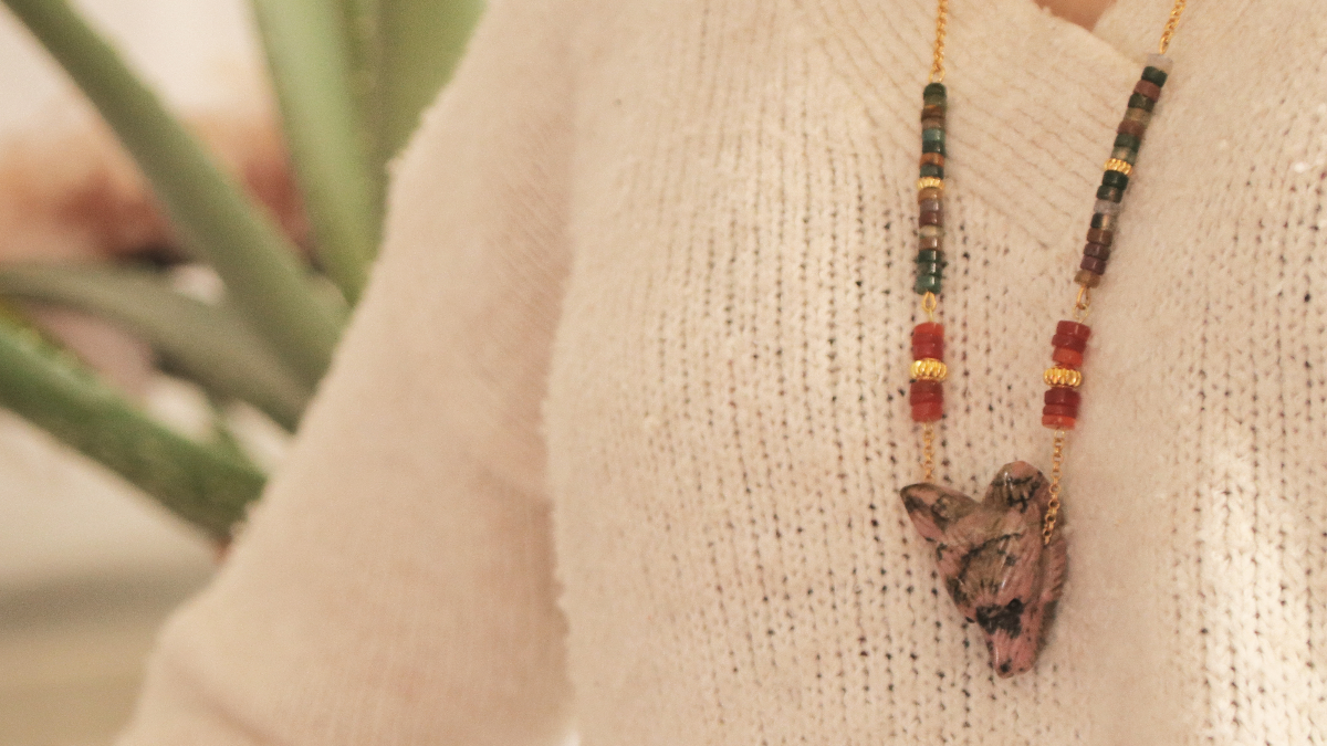 Schéma Collier pendentif tête de loup en Rhodonite, perles heishi en cornaline et agate teintée Schéma Collier pendentif tête de loup en Rhodonite, perles heishi en cornaline et agate teintée