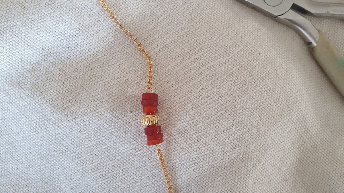 Collier pendentif tête de loup en Rhodonite, perles heishi en cornaline et agate teintée : Etape 1 Collier pendentif tête de loup en Rhodonite, perles heishi en cornaline et agate teintée : Etape 1