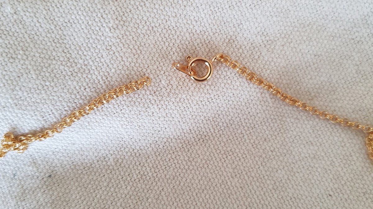 Collier pendentif tête de loup en Rhodonite, perles heishi en cornaline et agate teintée : Etape 4 Collier pendentif tête de loup en Rhodonite, perles heishi en cornaline et agate teintée : Etape 4