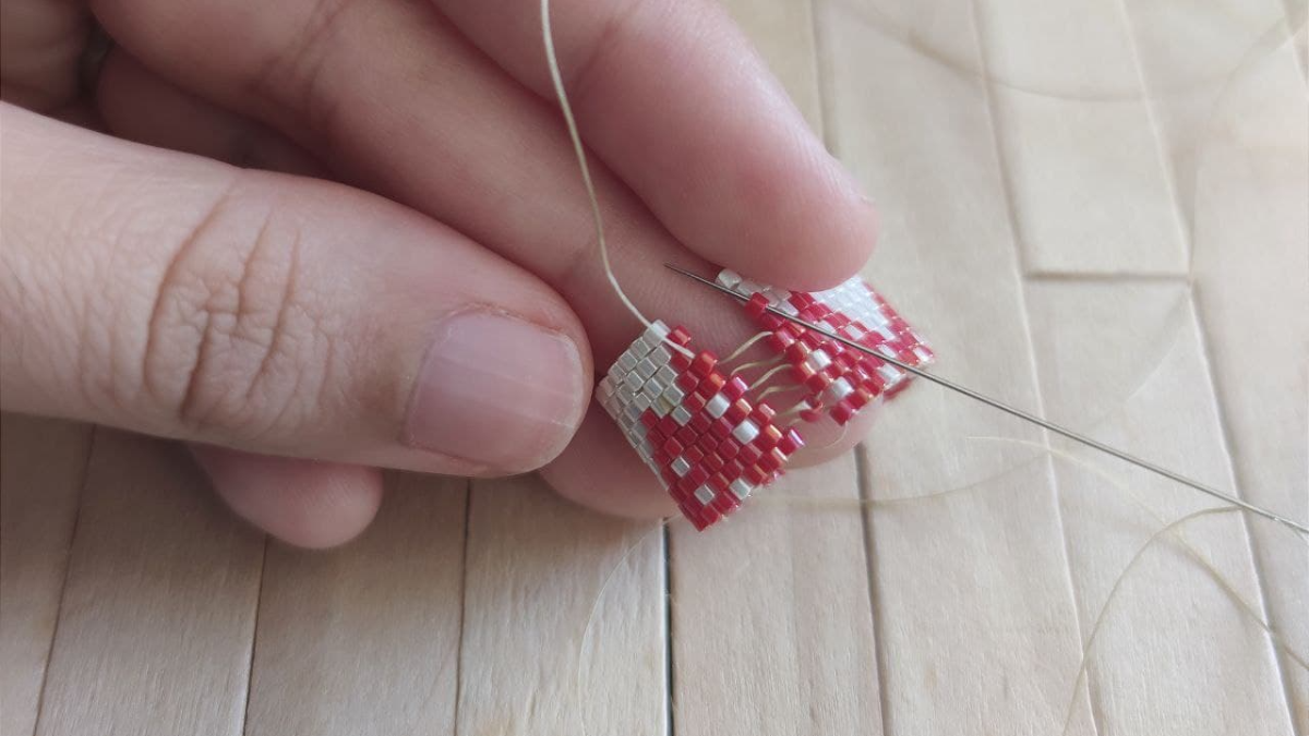 DIY Paquets cadeaux de Noël en relief en tissage de perles Miyuki : Etape 2 DIY Paquets cadeaux de Noël en relief en tissage de perles Miyuki : Etape 2