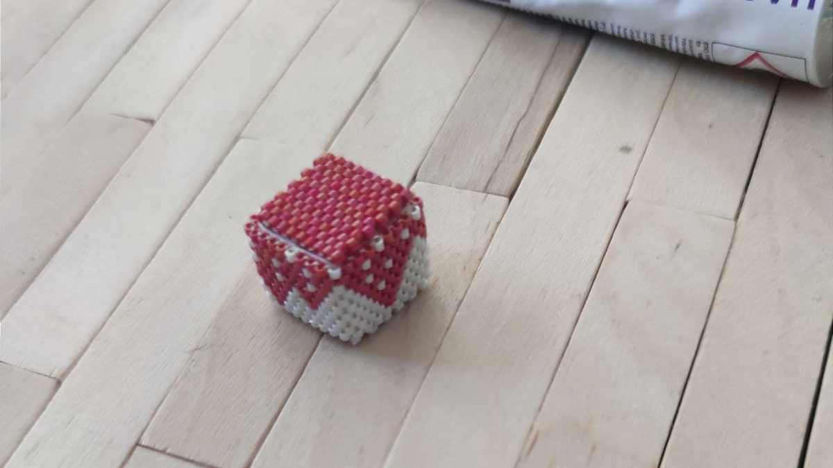 DIY Paquets cadeaux de Noël en relief en tissage de perles Miyuki : Etape 5 DIY Paquets cadeaux de Noël en relief en tissage de perles Miyuki : Etape 5