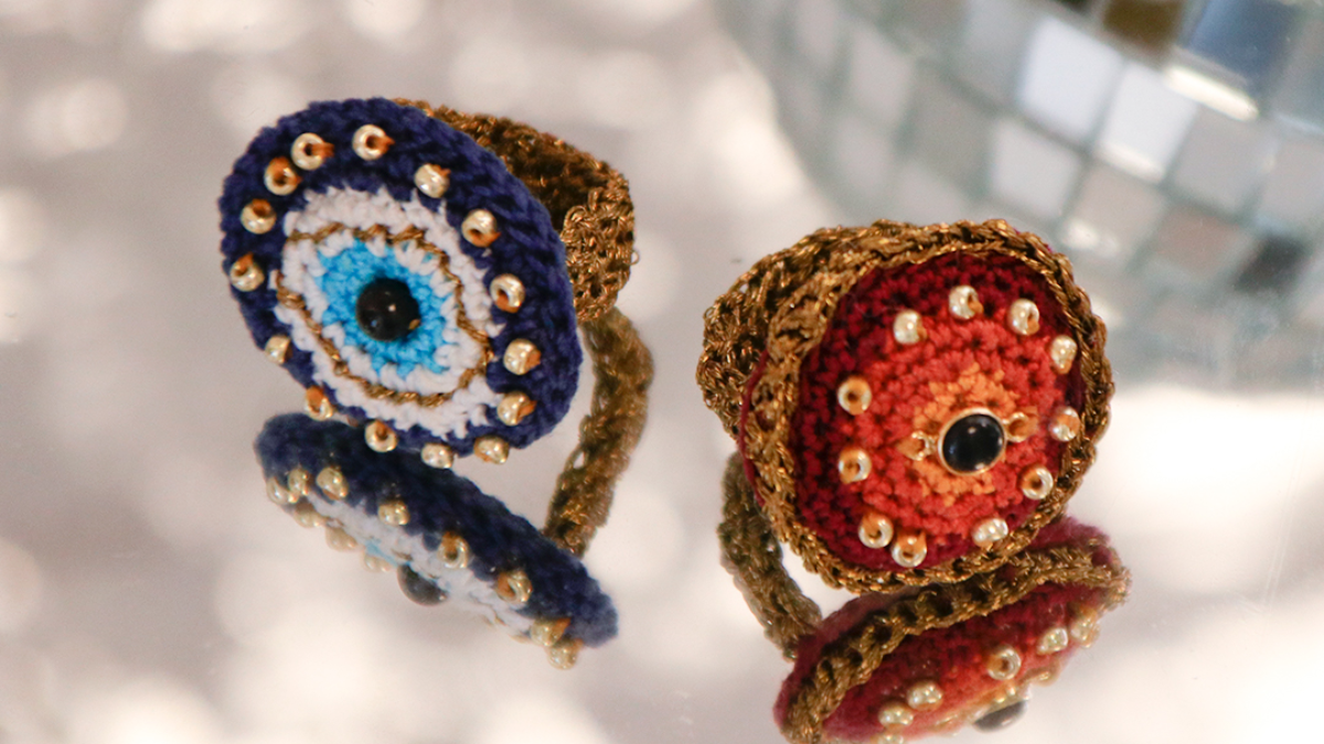 DIY Bagues amulettes porte-bonheur crochetées et rebrodées DIY Bagues amulettes porte-bonheur crochetées et rebrodées