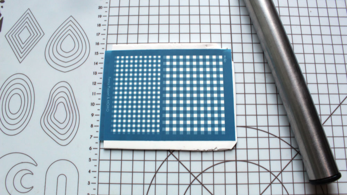 Boucles d'oreilles polymère avec silkscreen motif carreaux vichy : Etape 1