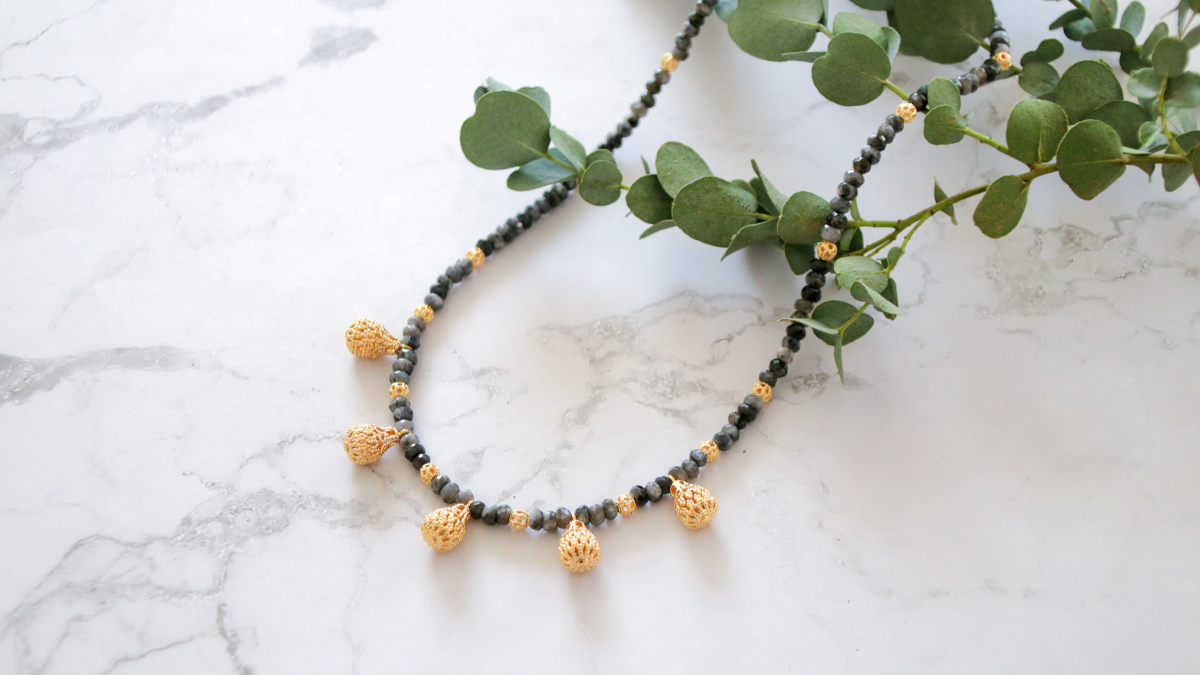DIY Collier en pierre de jade gris et perles filigranées doré à l'or fin DIY Collier en pierre de jade gris et perles filigranées doré à l'or fin