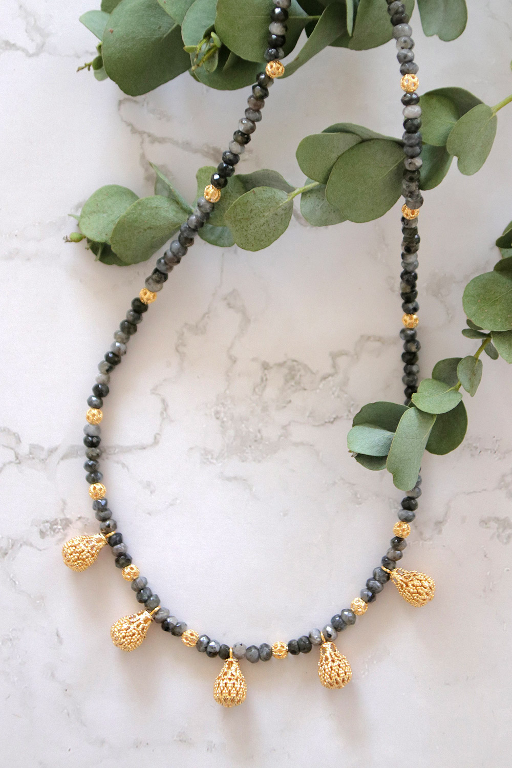 Schéma DIY Collier en pierre de jade gris et perles filigranées doré à l'or fin Schéma DIY Collier en pierre de jade gris et perles filigranées doré à l'or fin