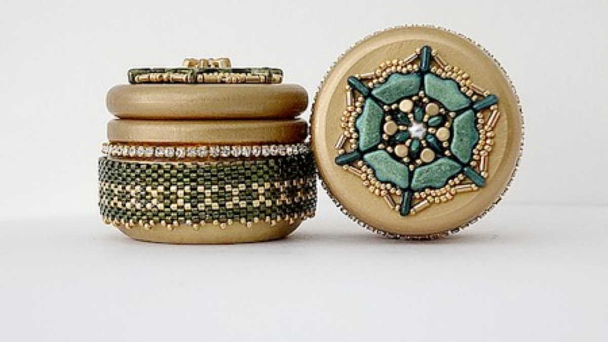 Schéma Boîte à secret Jodie avec perles en verre Delos, Piros et Minos par Puca Schéma Boîte à secret Jodie avec perles en verre Delos, Piros et Minos par Puca