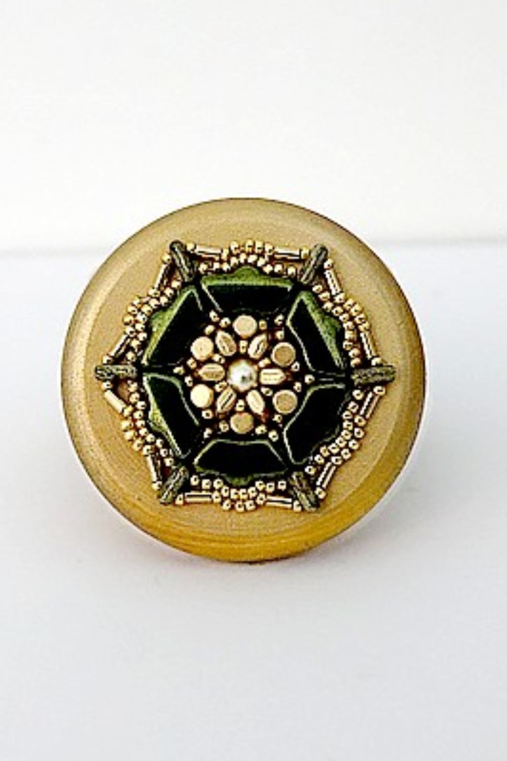 Schéma Boîte à secret Jodie avec perles en verre Delos, Piros et Minos par Puca Schéma Boîte à secret Jodie avec perles en verre Delos, Piros et Minos par Puca