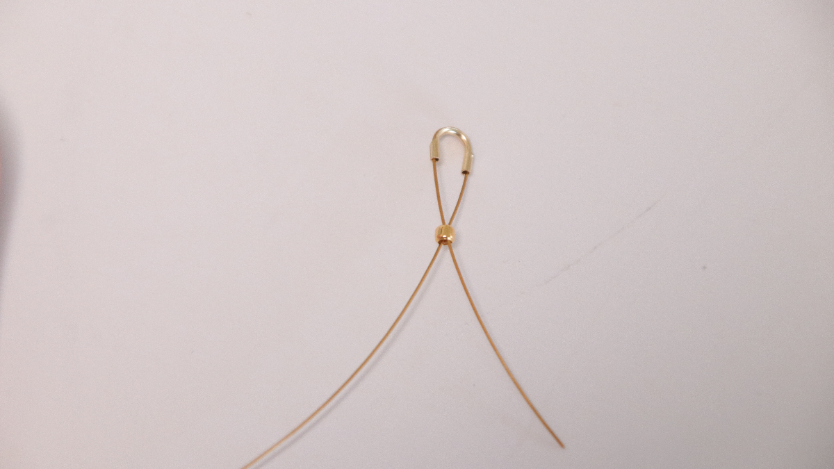 Collier DIY perles olive en nacre, chaînettes et perles toupies Preciosa : Etape 2