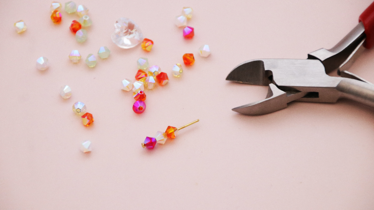 Boucles d'oreilles pendantes LOVE en chaîne maillons et cœurs PureCrystal : Etape 2 Boucles d'oreilles pendantes LOVE en chaîne maillons et cœurs PureCrystal : Etape 2