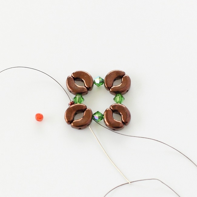 Bracelet été indien avec des perles Arcos© et Minos©, toupies PureCrystal : Etape 2