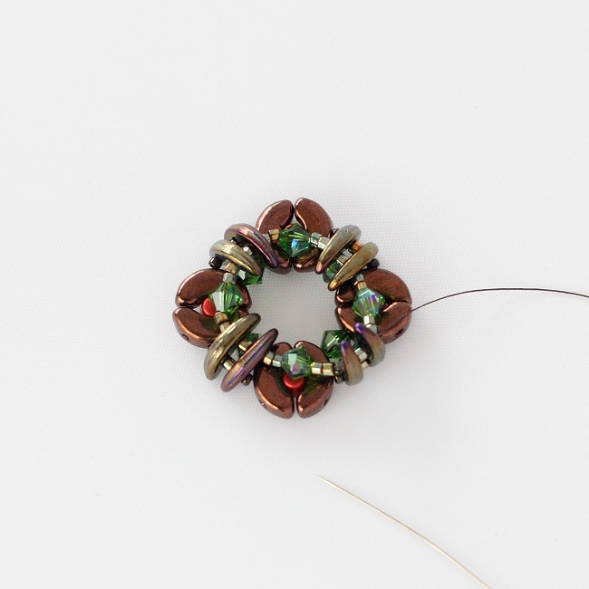 Bracelet été indien avec des perles Arcos© et Minos©, toupies PureCrystal : Etape 5