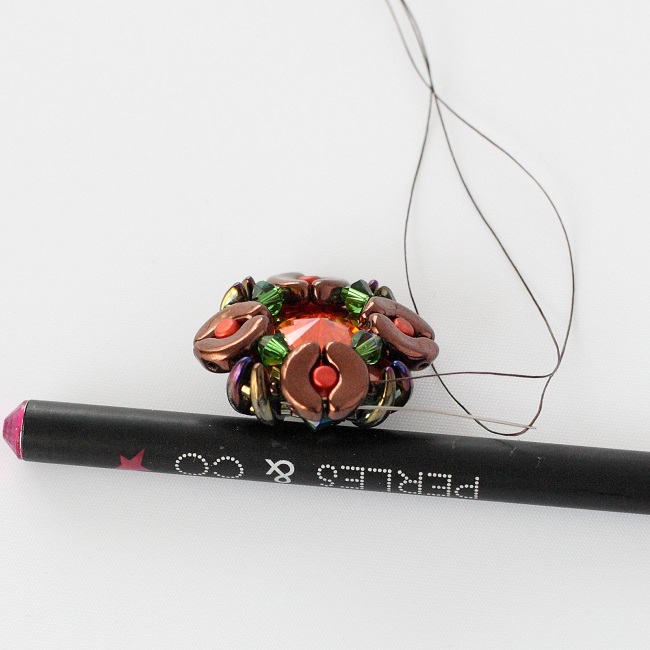 Bracelet été indien avec des perles Arcos© et Minos©, toupies PureCrystal : Etape 9