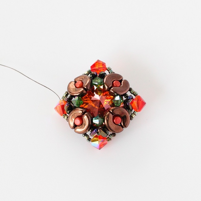 Bracelet été indien avec des perles Arcos© et Minos©, toupies PureCrystal : Etape 10