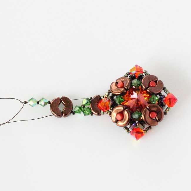 Bracelet été indien avec des perles Arcos© et Minos©, toupies PureCrystal : Etape 14