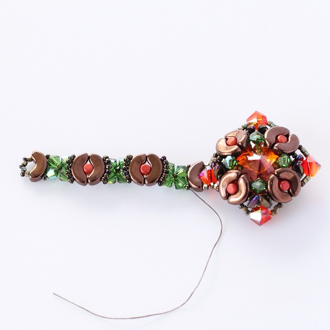 Bracelet été indien avec des perles Arcos© et Minos©, toupies PureCrystal : Etape 18