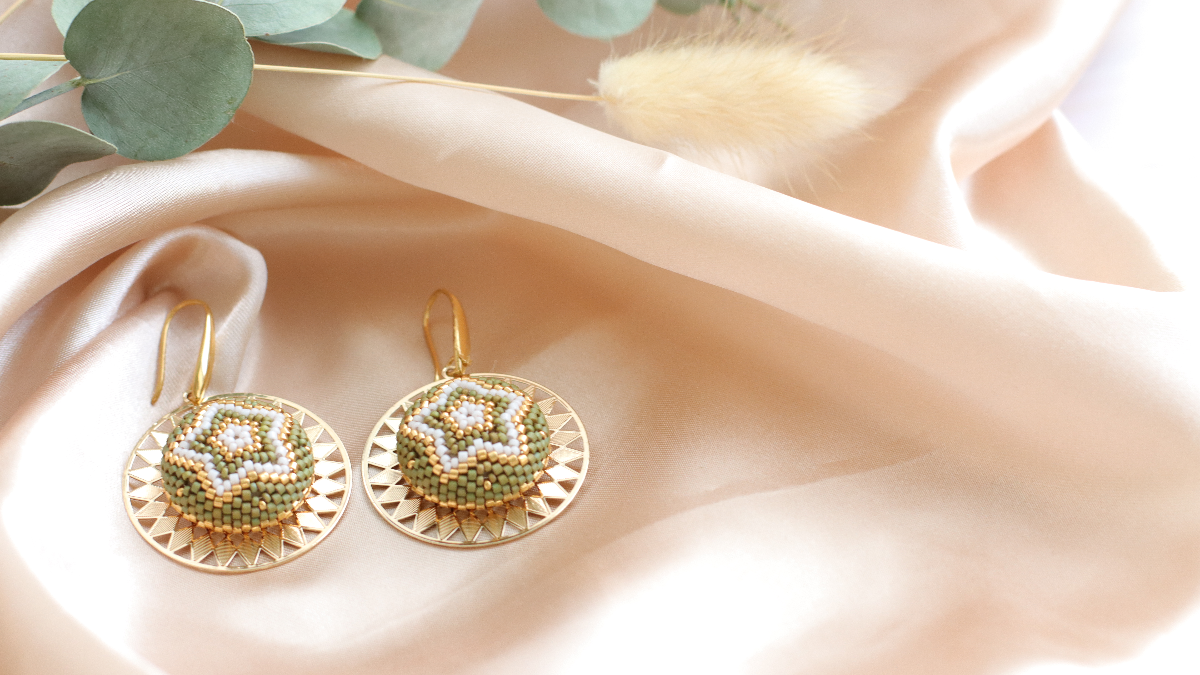 Schéma Boucles d'oreilles en tissage peyote circulaire 3D sur cabochons bois et estampes