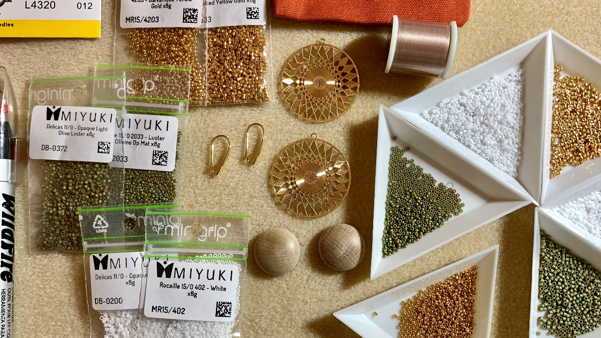 Boucles d'oreilles en tissage peyote circulaire 3D sur cabochons bois et estampes : Etape 1