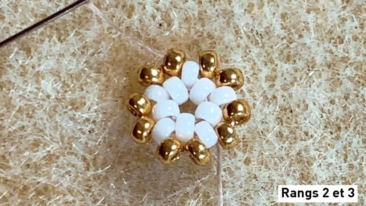 Boucles d'oreilles en tissage peyote circulaire 3D sur cabochons bois et estampes : Etape 2