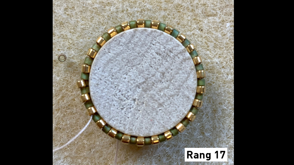 Boucles d'oreilles en tissage peyote circulaire 3D sur cabochons bois et estampes : Etape 10