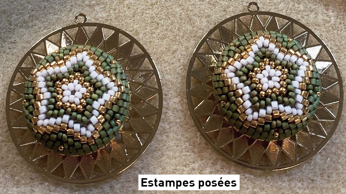 Boucles d'oreilles en tissage peyote circulaire 3D sur cabochons bois et estampes : Etape 12