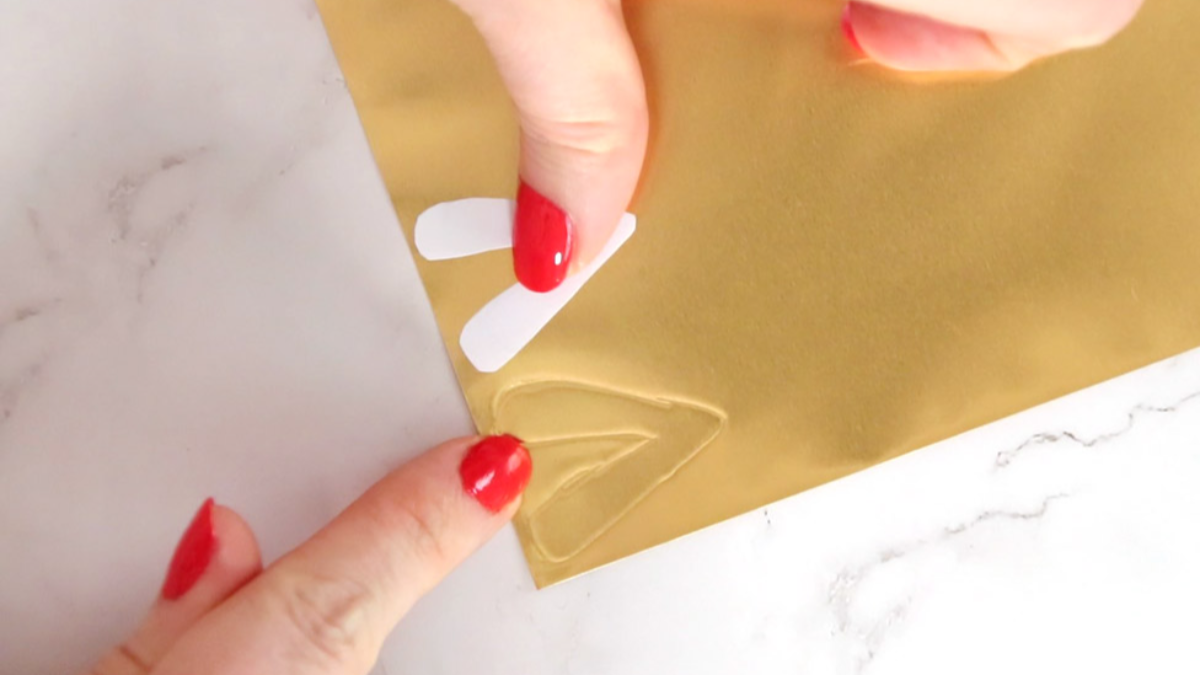 DIY déco Gui doré en métal à repousser et pompons blancs : Etape 1