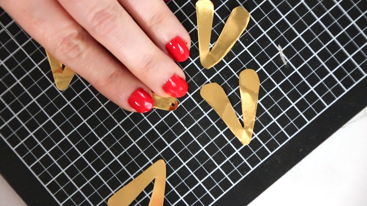 DIY déco Gui doré en métal à repousser et pompons blancs : Etape 2