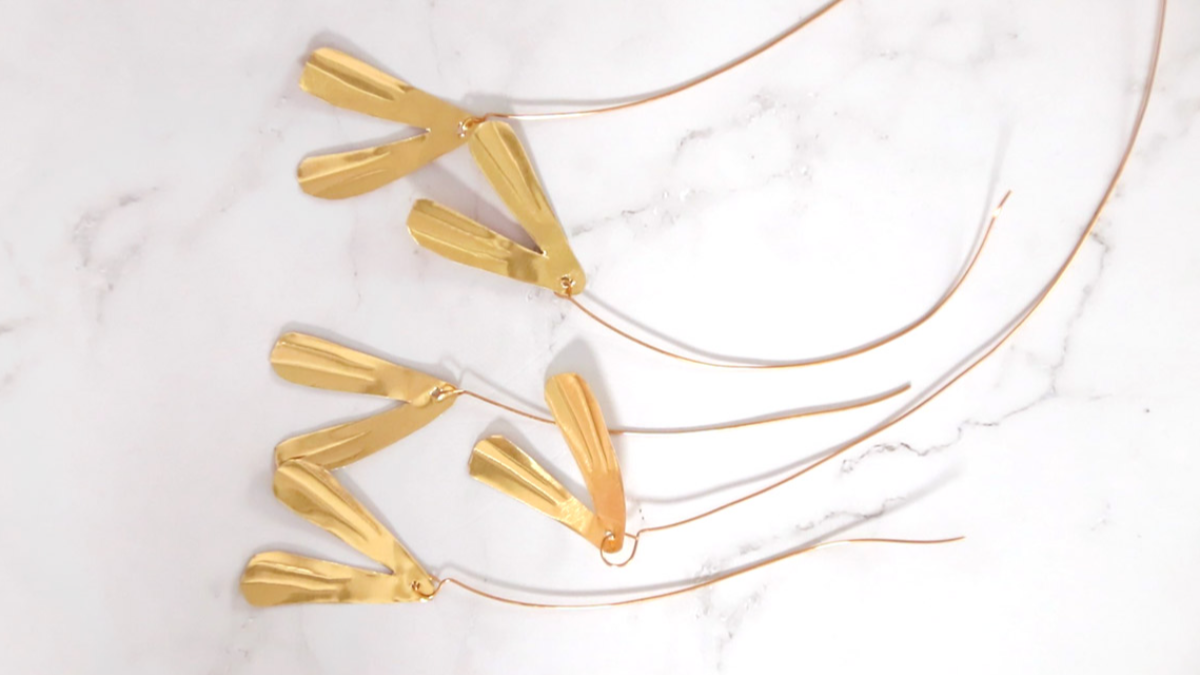 DIY déco Gui doré en métal à repousser et pompons blancs : Etape 4