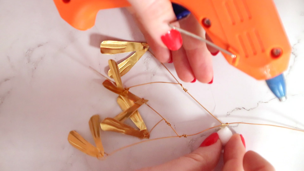 DIY déco Gui doré en métal à repousser et pompons blancs : Etape 5