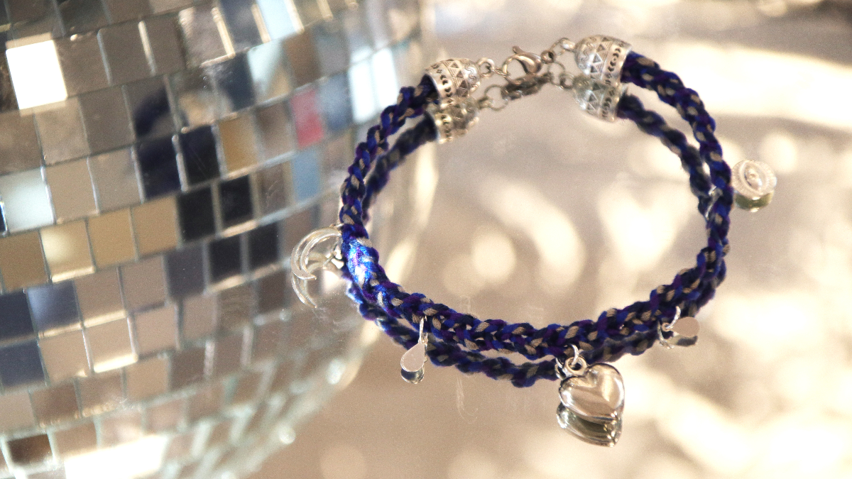 Bracelet grigri argenté à breloques et fil de coton tressé bleu Bracelet grigri argenté à breloques et fil de coton tressé bleu