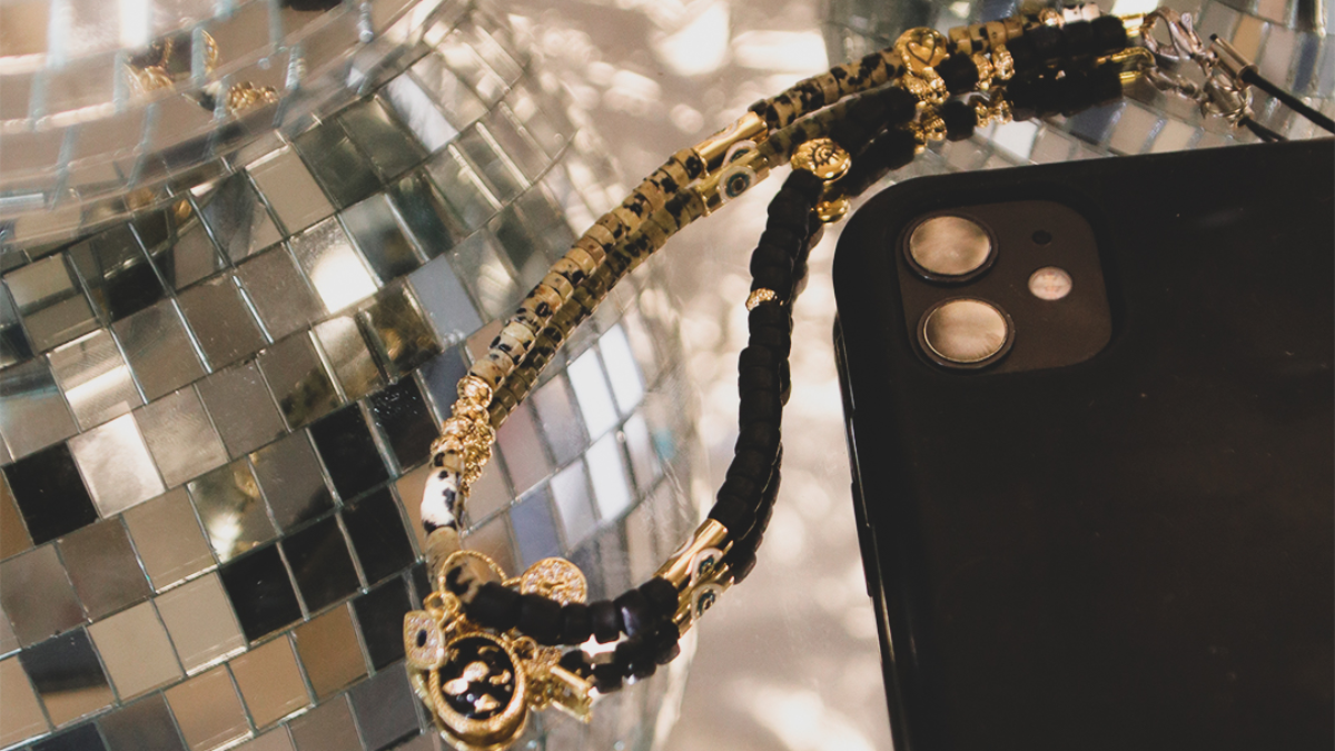 Schéma Bijou de téléphone portable avec perles heishi et breloques grigri Schéma Bijou de téléphone portable avec perles heishi et breloques grigri