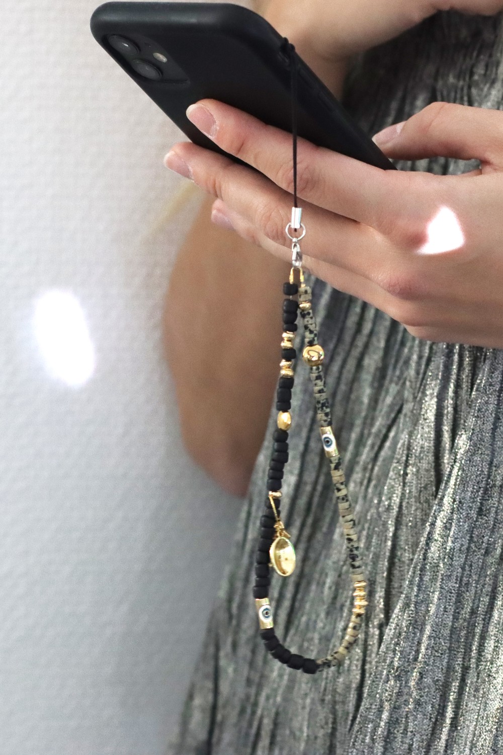 Schéma Bijou de téléphone portable avec perles heishi et breloques grigri Schéma Bijou de téléphone portable avec perles heishi et breloques grigri