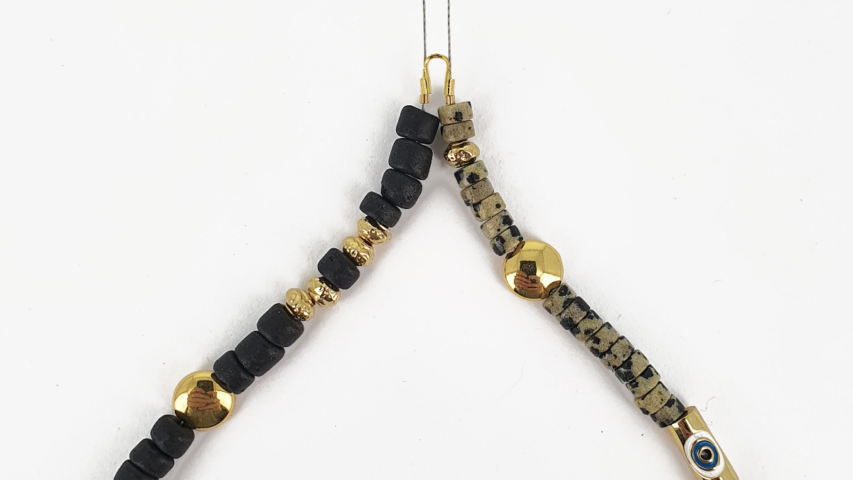 Bijou de téléphone portable avec perles heishi et breloques grigri : Etape 3 Bijou de téléphone portable avec perles heishi et breloques grigri : Etape 3