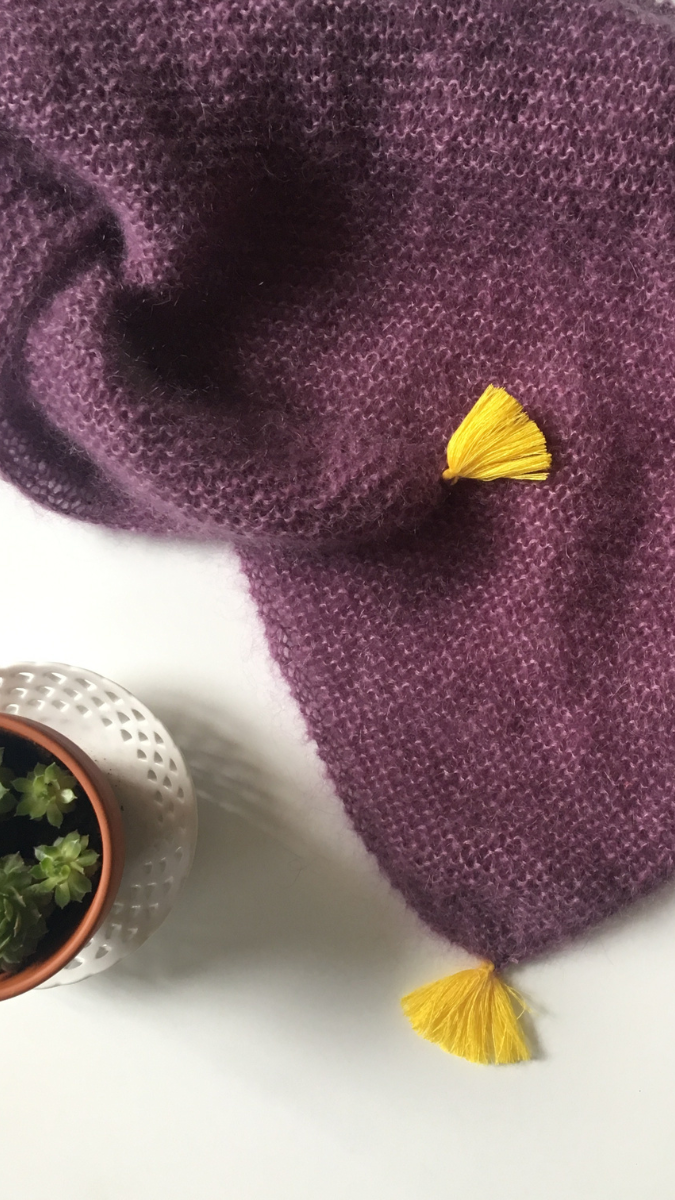 Schéma DIY tricot - Trendy châle avec pompons en laine mohair et soie