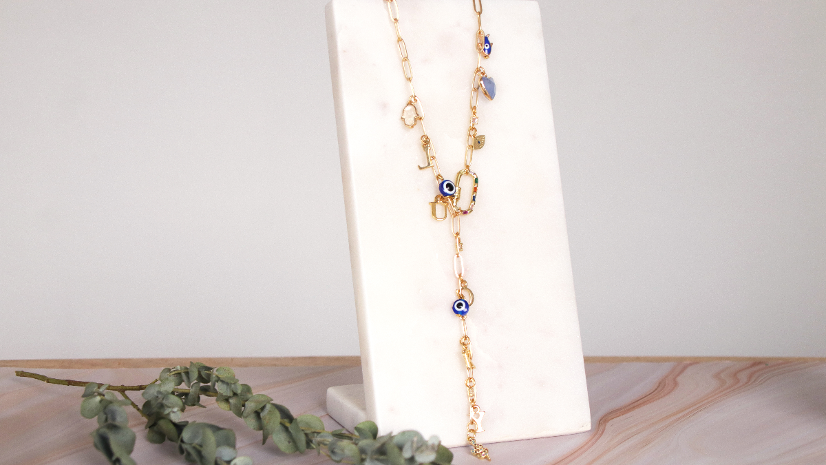 Schéma Tuto DIY Collier Gri-gri Lucky avec breloques et fermoir Schéma Tuto DIY Collier Gri-gri Lucky avec breloques et fermoir