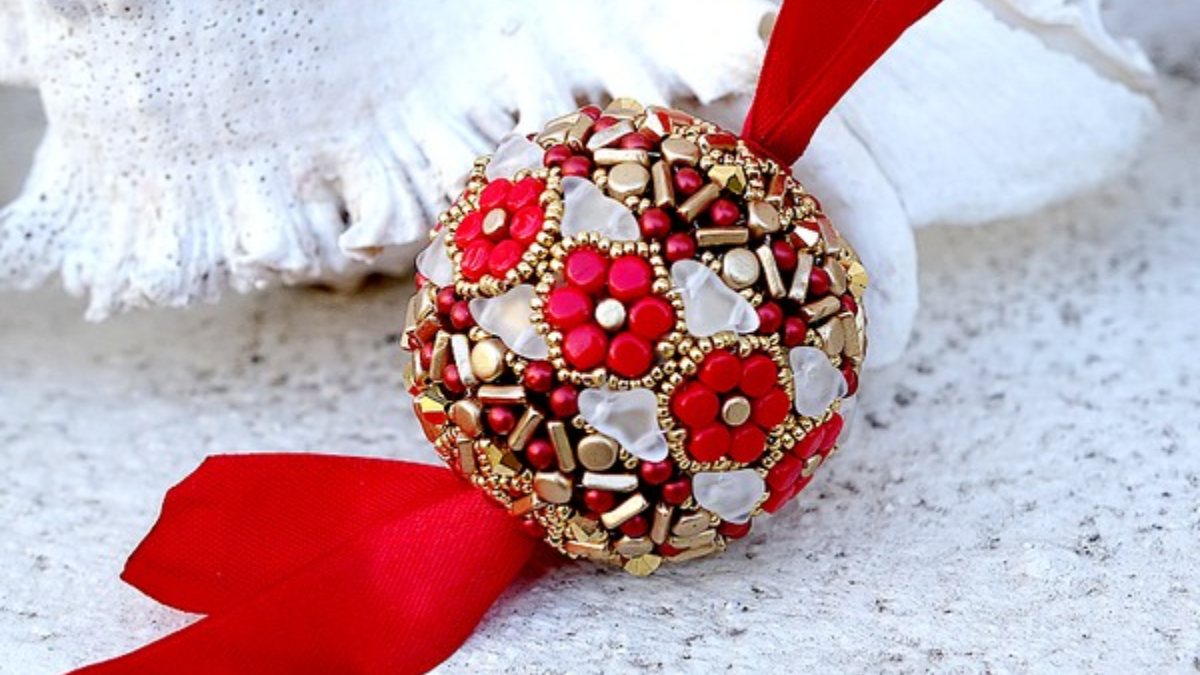 DIY Boule de Noël en perles en verre Kalos, Helios et Piros par Puca