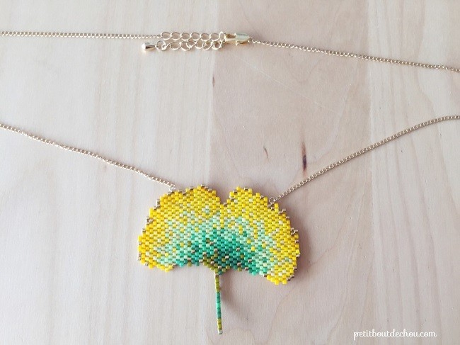 Collier feuille de ginko en tissage brick stitch