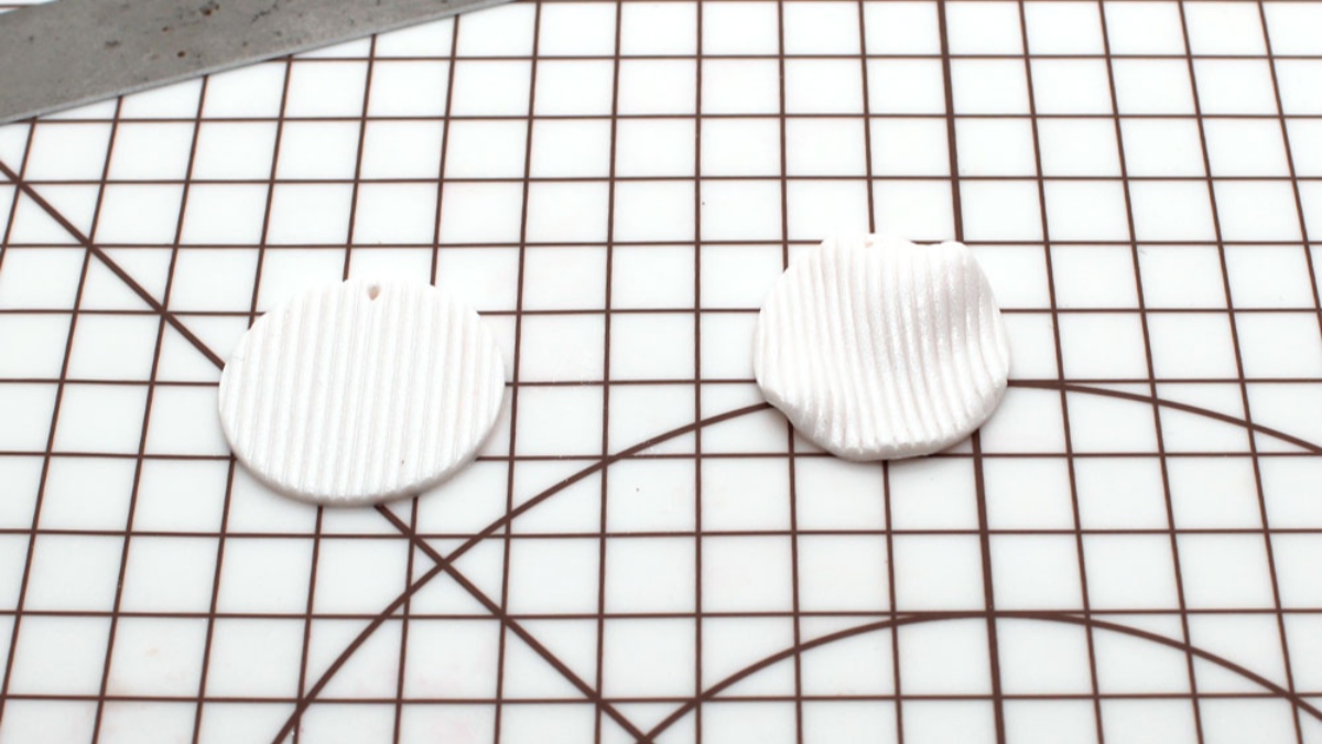 Boucles d'oreilles chips striées en pâte polymère nacrée : Etape 3