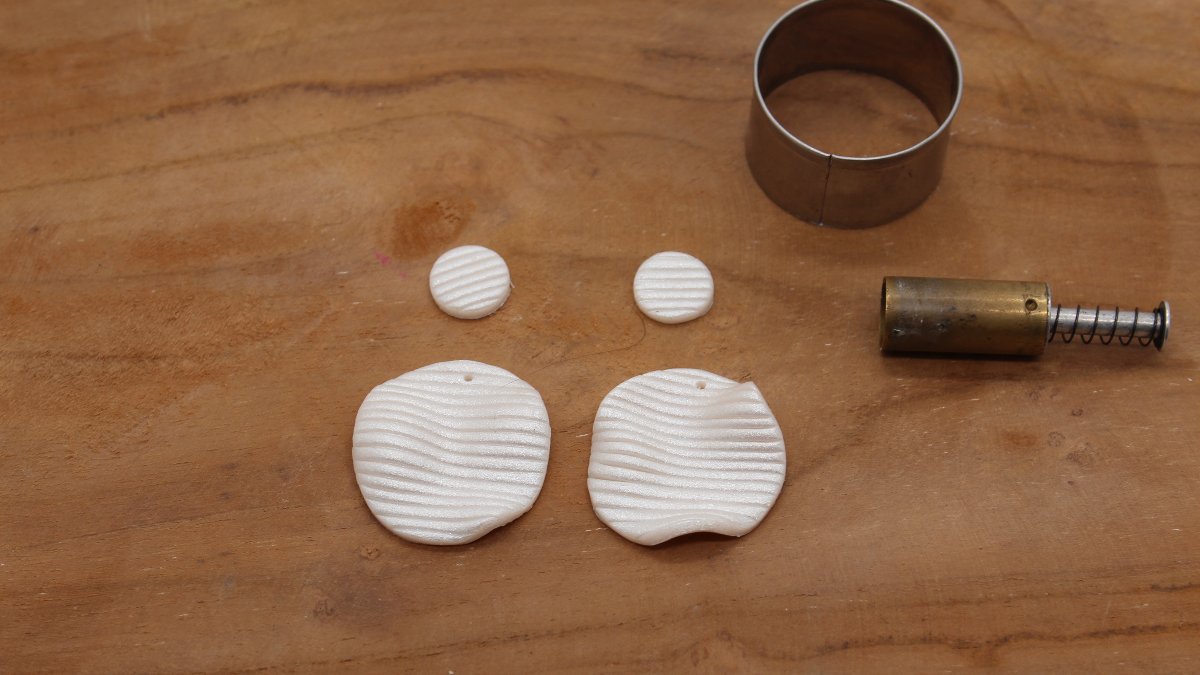 Boucles d'oreilles chips striées en pâte polymère nacrée : Etape 4