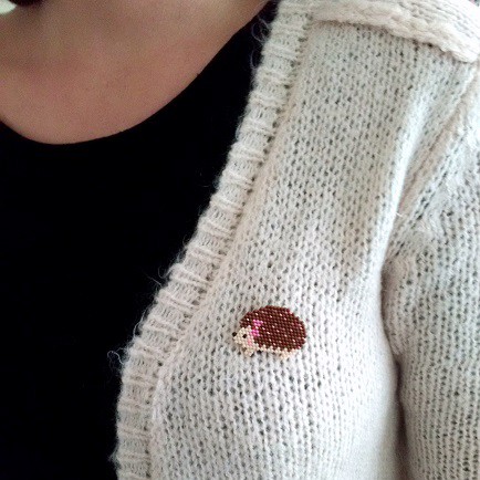 Schéma Broche motif hérisson en tissage brickstitch perles Miyuki Schéma Broche motif hérisson en tissage brickstitch perles Miyuki