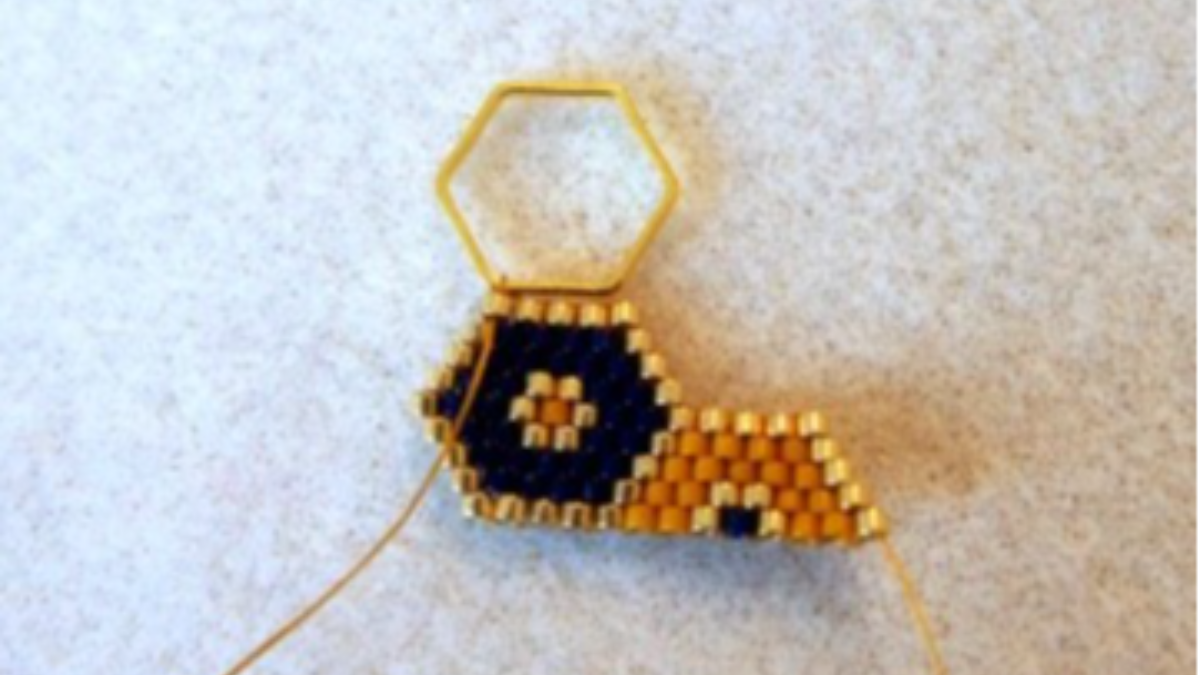 Bracelet intercalaire hexagonal et tissage brickstitch : Etape 3 Bracelet intercalaire hexagonal et tissage brickstitch : Etape 3