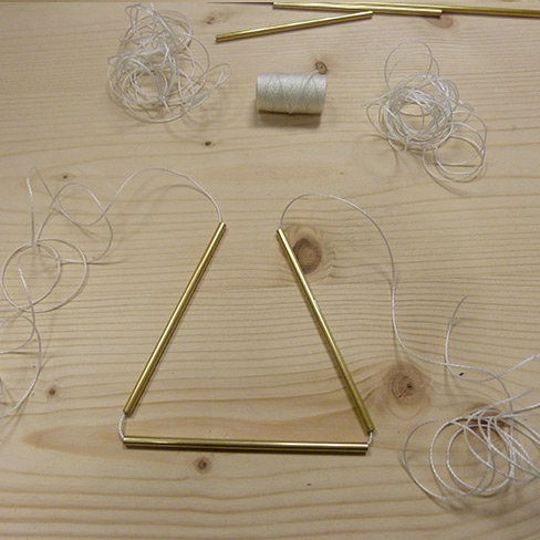 DIY suspension pour plantes en tubes en laiton style Himmeli : Etape 3 DIY suspension pour plantes en tubes en laiton style Himmeli : Etape 3
