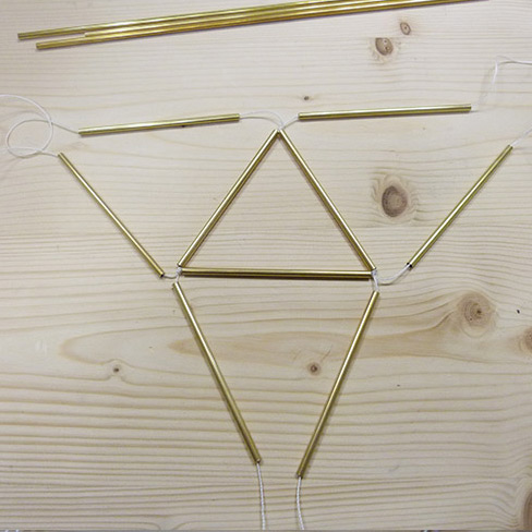 DIY suspension pour plantes en tubes en laiton style Himmeli : Etape 7 DIY suspension pour plantes en tubes en laiton style Himmeli : Etape 7