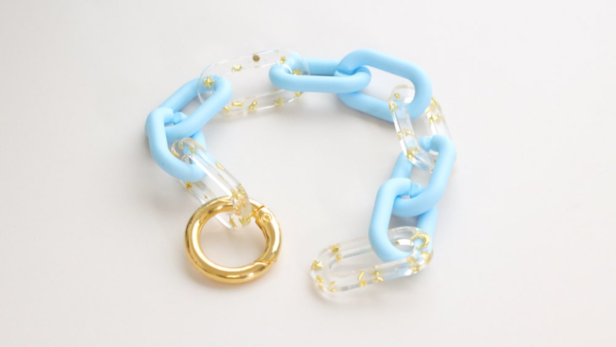 DIY Bracelet grosse maille bleu clair et maillons en résine Epoxy avec inclusion de petites étoiles. : Etape 2