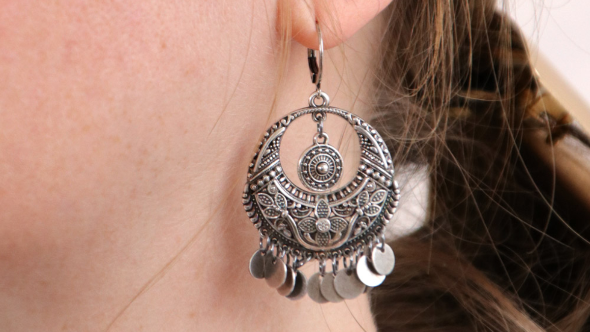 Boucles d'oreilles bohèmes argenté vieilli et sequins : Etape 2