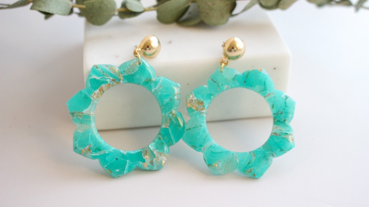 Boucles d'oreilles forme mandala et effet pierre en pâte polymère