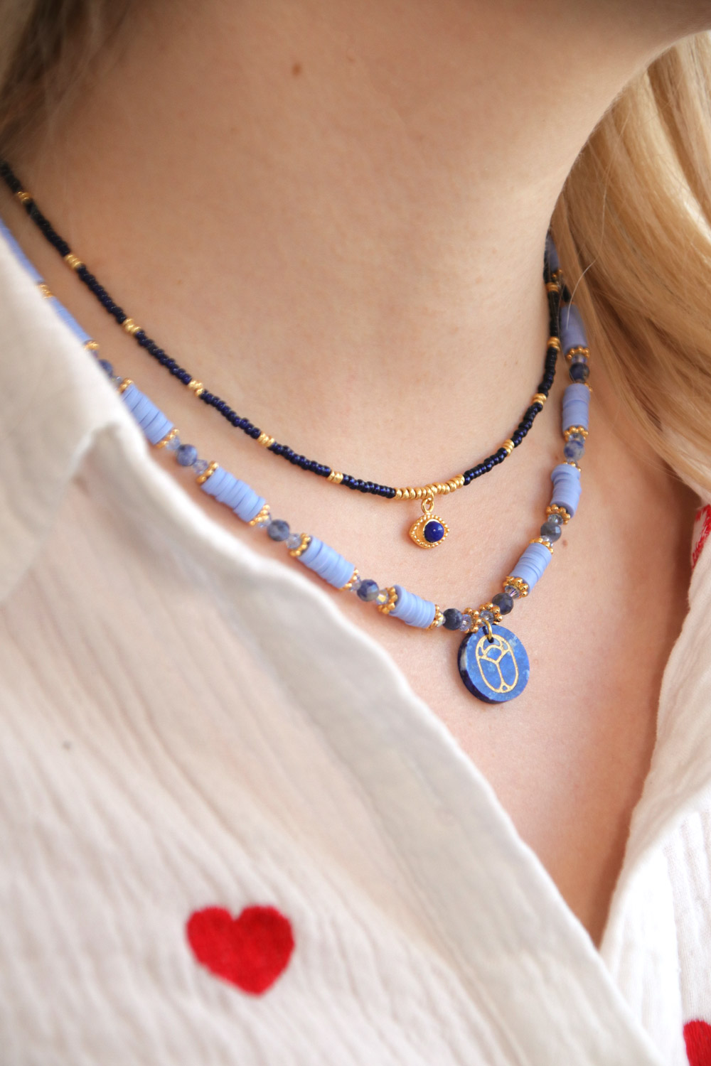 Schéma Duo de colliers gri-gri en sodalite et lapis lazuli pendentif scarabée Schéma Duo de colliers gri-gri en sodalite et lapis lazuli pendentif scarabée