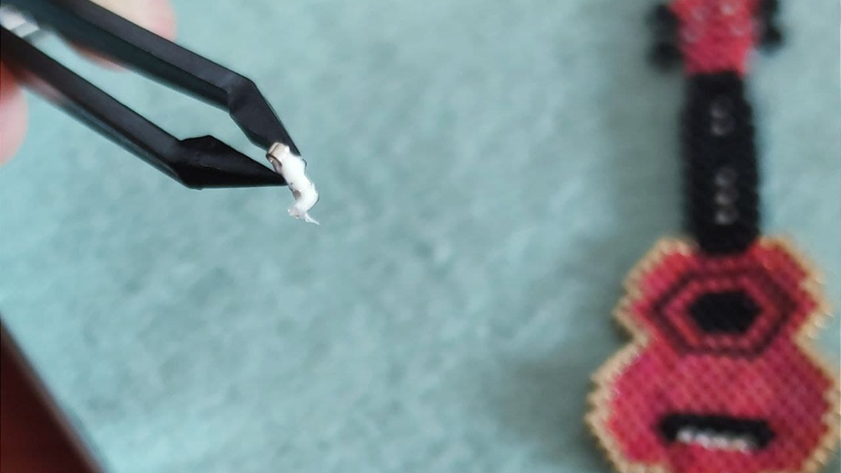 Tissage instrument de musique Ukulélé en perles Miyuki Delicas : Etape 7